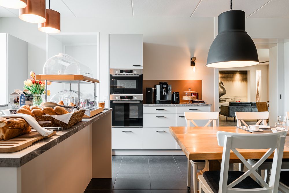 Het ontbijtbuffet en het koffiezetapparaat.