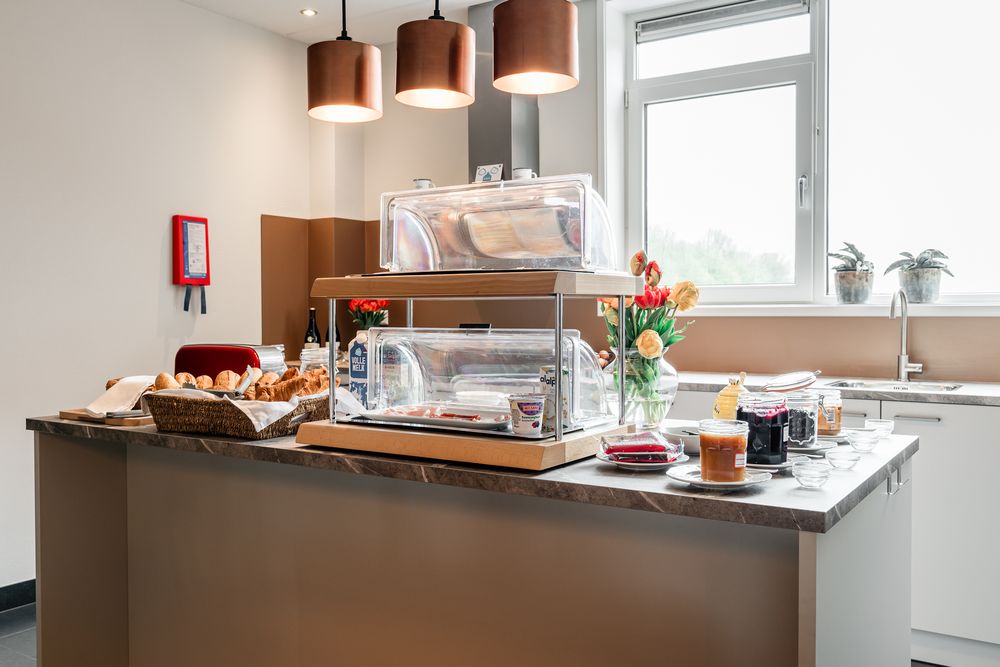 Een overzicht van ons ontbijtbuffet met warme broodjes, zelfgemaakte confitures en een selectie aan kaas en vleeswaren.