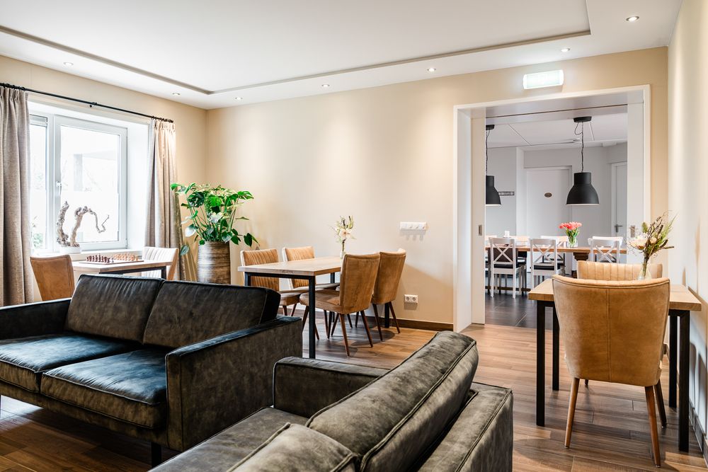 Zitruimte met doorkijk naar de eettafel.