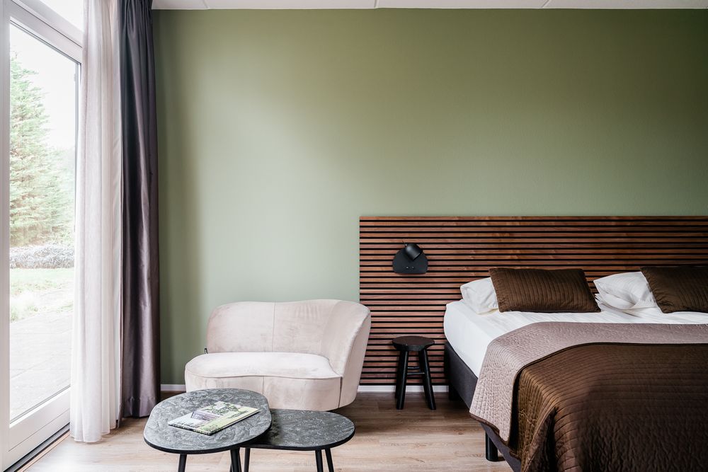 Alchemilla bed en zithoek.