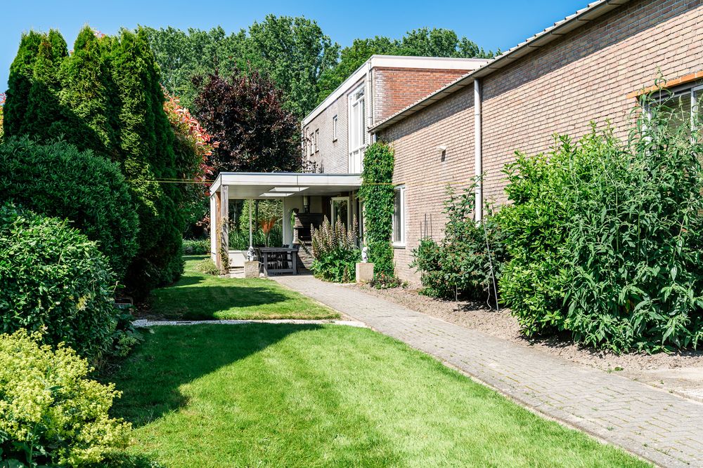 De gedekte eettafel en doorkijk naar de zitruimte van de Logerie.