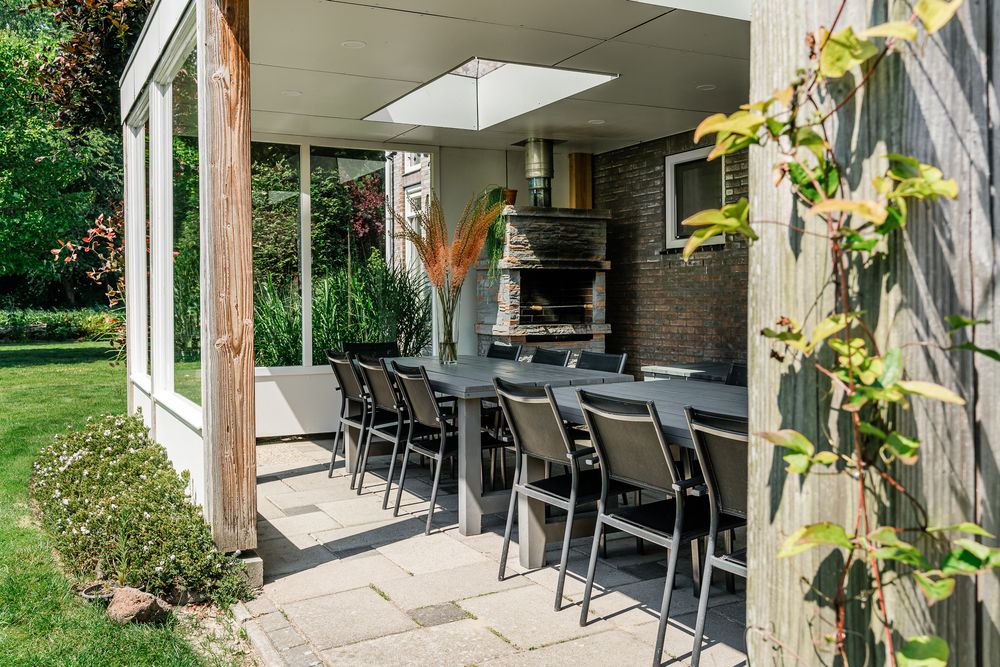 Overdekt terras met vaste barbeque.